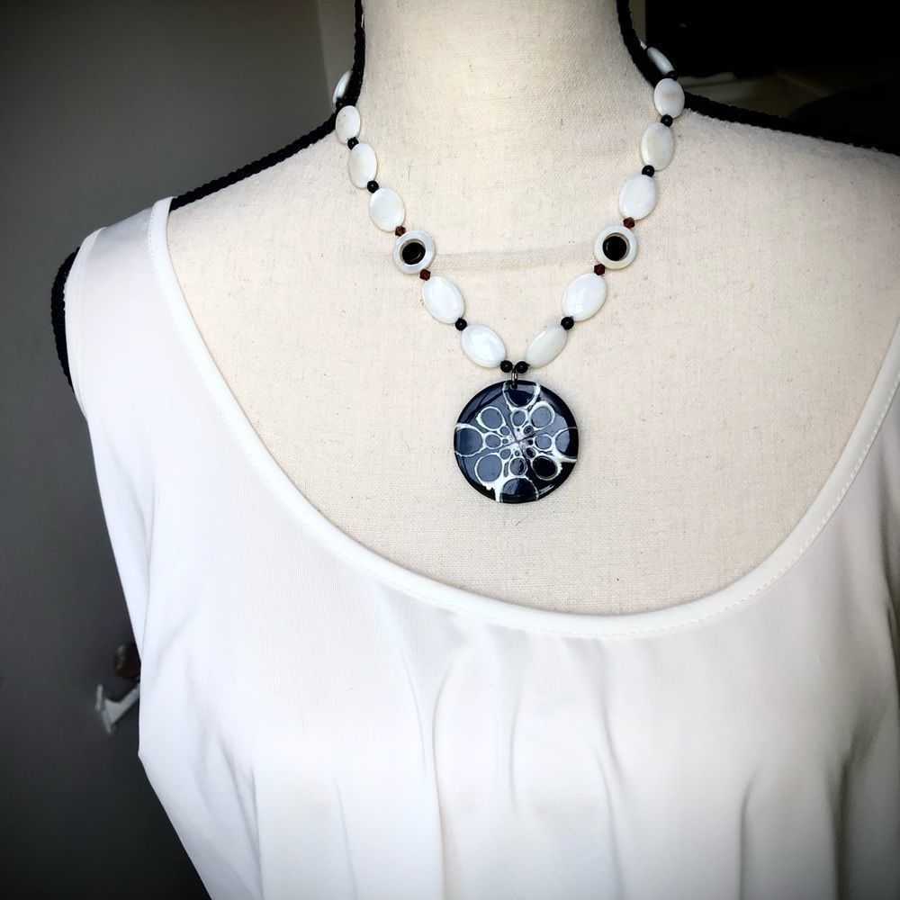 Shell necklace with pendant - Picture 7 of 7